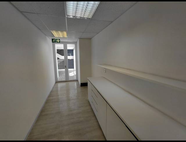 9,626M² OFFICE FOR SALE IN BRYANSTON